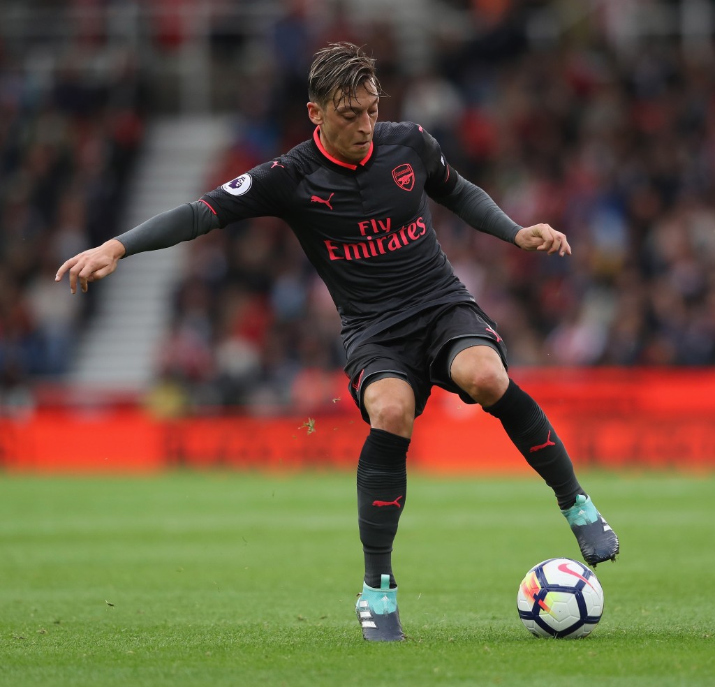 STOKE ON TRENT, ENGLAND - AUGUST 19: Mesut Ozil of Arsenal controls the ball during the Premier League match between Stoke City and Arsenal at Bet365 Stadium on August 19, 2017 in Stoke on Trent, England. (Photo by David Rogers/Getty Images)