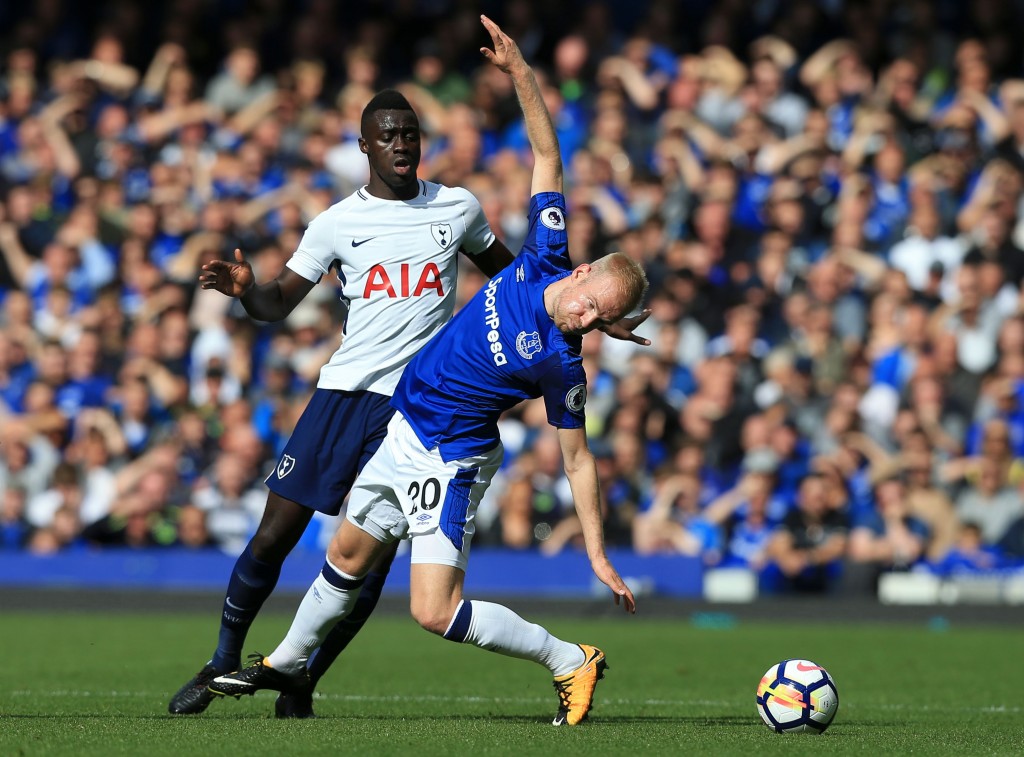Tottenham Hotspur's Colombian defender Davinson Sanchez (L) vies with Everton's Dutch midfielder Davy Klaassen (R) during the English Premier League football match between Everton and Tottenham Hotspur at Goodison Park in Liverpool, north west England on September 9, 2017. / AFP PHOTO / Lindsey PARNABY / RESTRICTED TO EDITORIAL USE. No use with unauthorized audio, video, data, fixture lists, club/league logos or 'live' services. Online in-match use limited to 75 images, no video emulation. No use in betting, games or single club/league/player publications. / (Photo credit should read LINDSEY PARNABY/AFP/Getty Images)