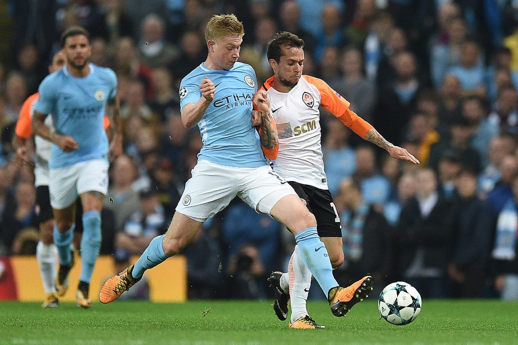 Manchester City's Belgian midfielder Kevin De Bruyne (L) vies with Shakhtar Donetsk's Brazilian midfielder Bernard during the Group F football match between Manchester City and Shakhtar Donetsk at the Etihad Stadium in Manchester, north west England, on September 26, 2017. / AFP PHOTO / Oli SCARFF (Photo credit should read OLI SCARFF/AFP/Getty Images)
