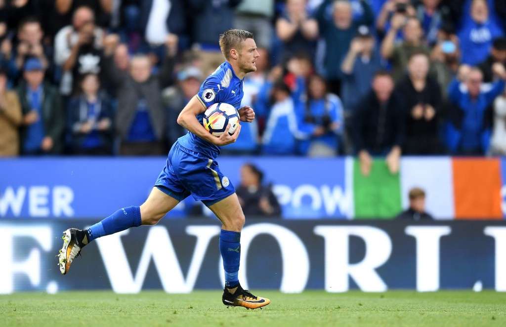 LEICESTER, ENGLAND - SEPTEMBER 09: Jamie Vardy of Leicester City celebrates scoring his sides first goal during the Premier League match between Leicester City and Chelsea at The King Power Stadium on September 9, 2017 in Leicester, England. (Photo by Michael Regan/Getty Images)