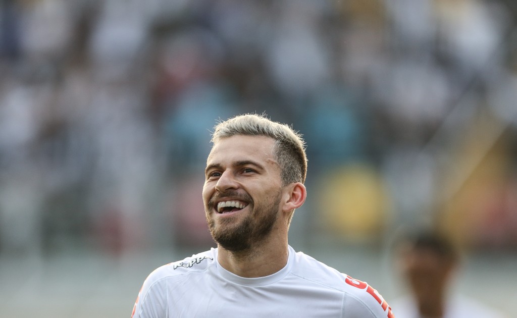 SANTOS, BRAZIL - SEPTEMBER 10: Lucas Lima #10 of Santos celebrates his goal during the match between Santos and Corinthians as a part of Campeonato Brasileiro 2017 at Vila Belmiro Stadium on September 10, 2017 in Santos, Brazil. (Photo by Ricardo Nogueira/Getty Images)