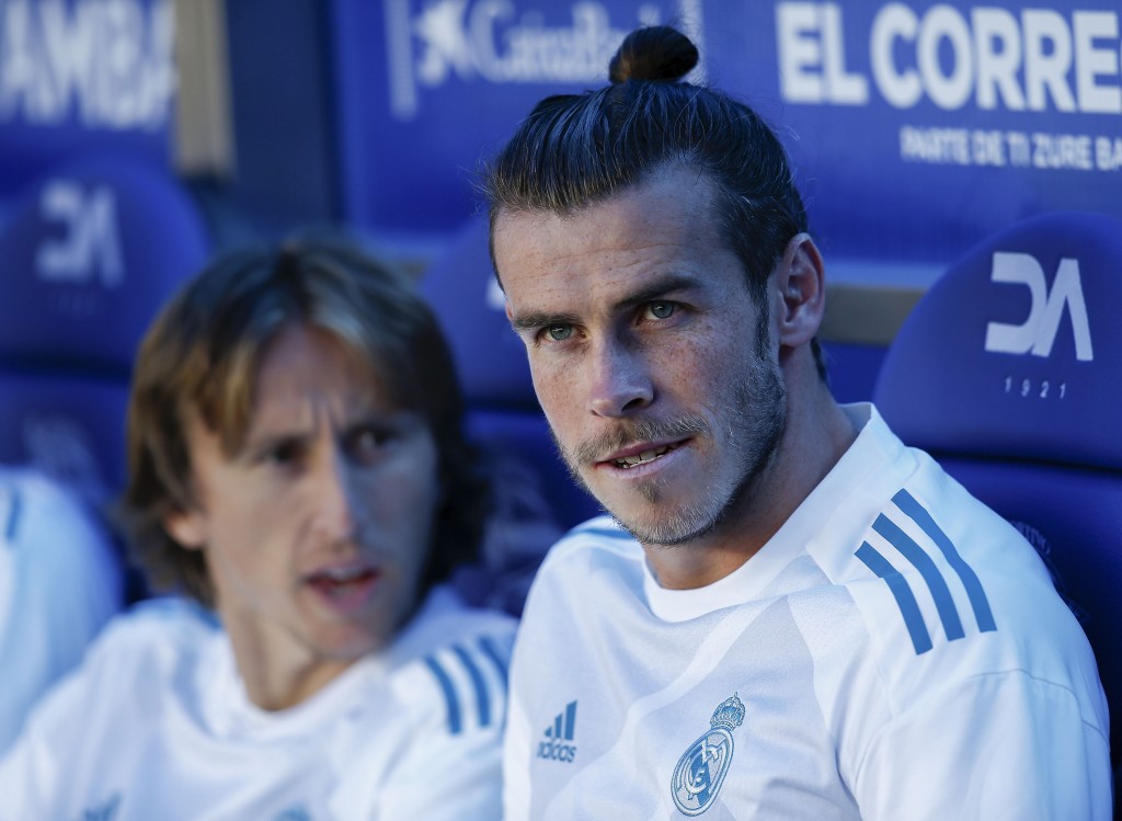 VITORIA-GASTEIZ, SPAIN - SEPTEMBER 23: Gareth Bale (R) of Real Madrid CF smiles ahead his teammate Luka Modric (L) both sitted on the bench prior to start the La Liga match between Deportivo Alaves and Real Madrid CF at Estadio de Mendizorroza on September 23, 2017 in Vitoria-Gasteiz, Spain. (Photo by Gonzalo Arroyo Moreno/Getty Images)