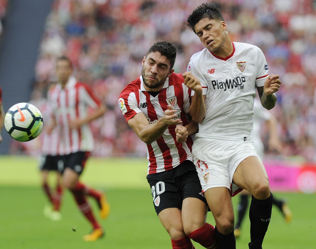 Sevilla's Argentinian midfielder Joaquin Correa (R) challenges Athletic Bilbao's Spanish defender Unai Nunez during the Spanish league football match Athletic Club Bilbao vs Sevilla FC at the San Mames stadium in Bilbao on October 14, 2017. / AFP PHOTO / ANDER GILLENEA (Photo credit should read ANDER GILLENEA/AFP/Getty Images)