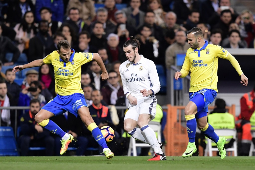Real Madrid's Welsh forward Gareth Bale (C) vies with Las Palmas' forward Jese (L) and Las Palmas' defender Daniel Castellano during the Spanish league football match Real Madrid CF vs UD Las Palmas at the Santiago Bernabeu stadium in Madrid on March 1, 2017. / AFP PHOTO / JAVIER SORIANO (Photo credit should read JAVIER SORIANO/AFP/Getty Images)