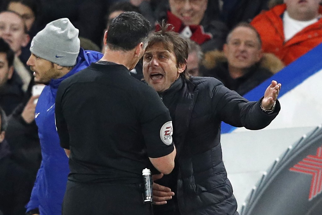 Chelsea's Italian head coach Antonio Conte (L) speaks with English referee Neil Swarbrick before being sent to the stands during the English Premier League football match between Chelsea and Swansea City at Stamford Bridge in London on November 29, 2017. / AFP PHOTO / Adrian DENNIS / RESTRICTED TO EDITORIAL USE. No use with unauthorized audio, video, data, fixture lists, club/league logos or 'live' services. Online in-match use limited to 75 images, no video emulation. No use in betting, games or single club/league/player publications. / (Photo credit should read ADRIAN DENNIS/AFP/Getty Images)