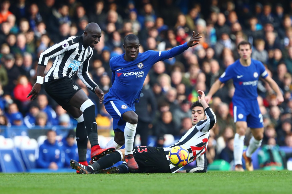 LONDON, ENGLAND - DECEMBER 02: Mikel Merino of Newcastle United attempts to tackle N'Golo Kante of Chelsea during the Premier League match between Chelsea and Newcastle United at Stamford Bridge on December 2, 2017 in London, England. (Photo by Clive Rose/Getty Images)