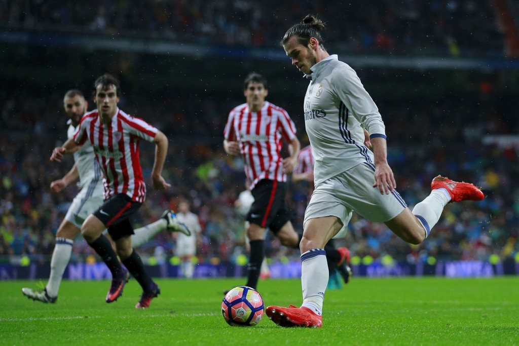 MADRID, SPAIN - OCTOBER 23: Gareth Bale of Real Madrid CF strikes the ball during the La Liga match between Real Madrid CF and Athletic Club de Bilbao at Estadio Santiago Bernabeu on October 23, 2016 in Madrid, Spain. (Photo by Gonzalo Arroyo Moreno/Getty Images)