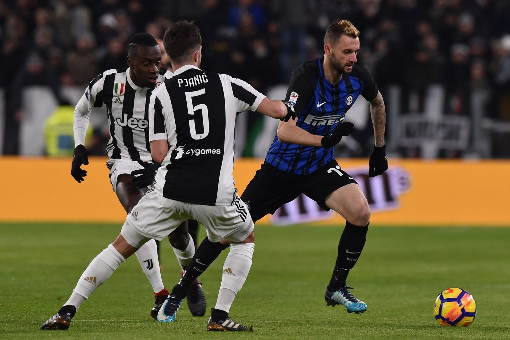 TURIN, ITALY - DECEMBER 09: Marcelo Brozovic (R) of Internazionale holds off the challange from Blaize Matuidi (L) and Miralerm Pjanic of Juventus during the Serie A match between Juventus and FC Internazionale at Allianz Stadium on December 9, 2017 in Turin, Italy. (Photo by Tullio M. Puglia/Getty Images)