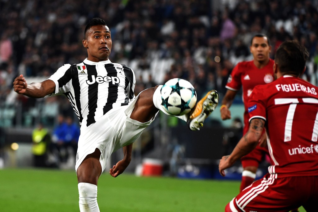 TURIN, ITALY - SEPTEMBER 27: Alex Sandro of Juventus FC competes for the ball withDiogo Figueiras of Olympiakos Piraeus during the UEFA Champions League group D match between Juventus and Olympiakos Piraeus at Juventus Stadium on September 27, 2017 in Turin, Italy. (Photo by Pier Marco Tacca/Getty Images )