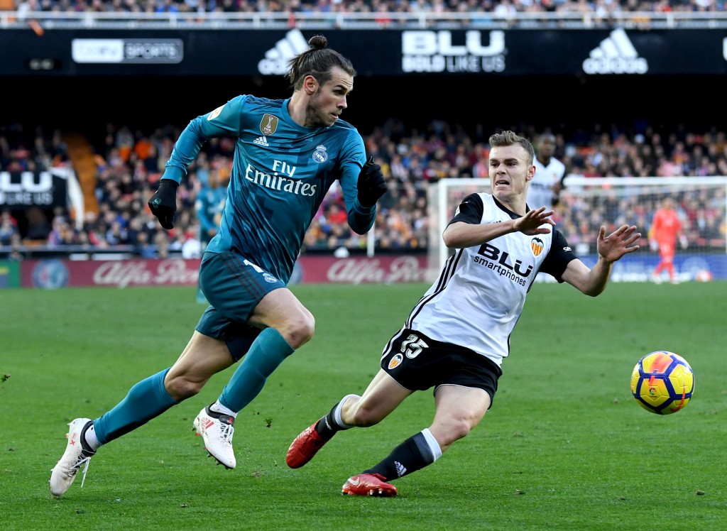 VALENCIA, SPAIN - JANUARY 27: Gareth Bale of Real Madrid and Toni Lato of Valencia chase the ball during the La Liga match between Valencia and Real Madrid at Estadio Mestalla on January 27, 2018 in Valencia, Spain. (Photo by David Ramos/Getty Images)