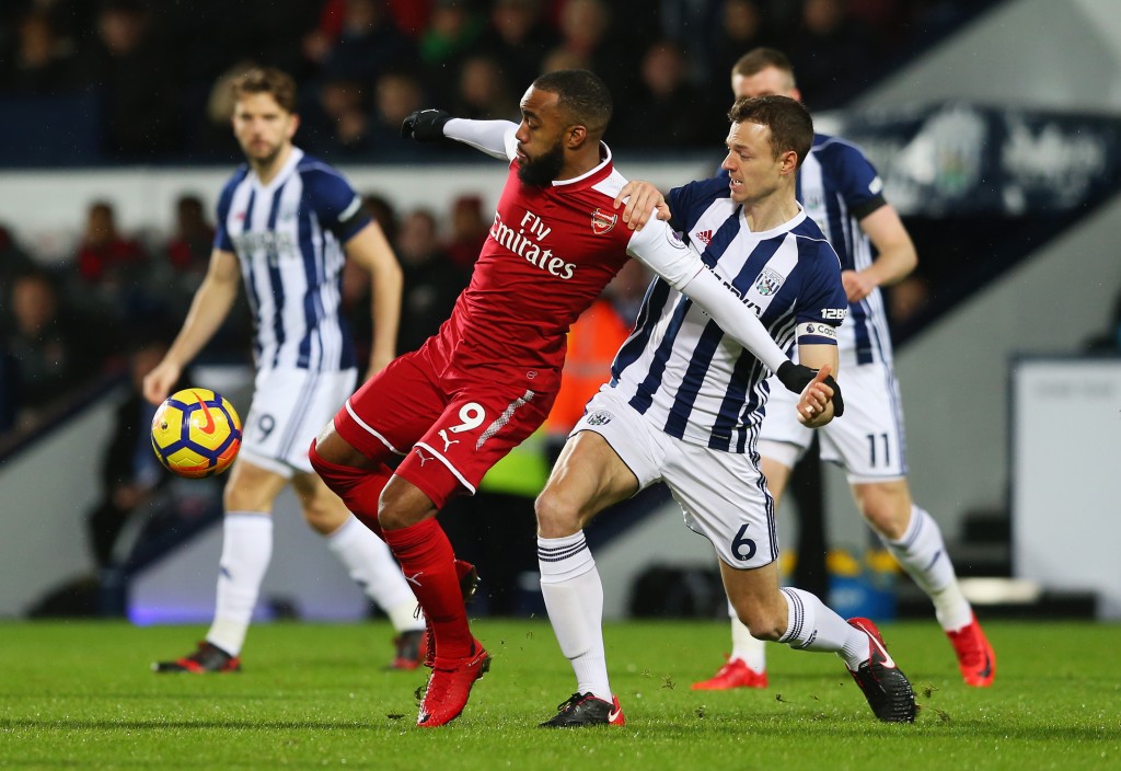 WEST BROMWICH, ENGLAND - DECEMBER 31: Alexandre Lacazette of Arsenal holds off Jonny Evans of West Bromwich Albion during the Premier League match between West Bromwich Albion and Arsenal at The Hawthorns on December 31, 2017 in West Bromwich, England. (Photo by Jan Kruger/Getty Images)