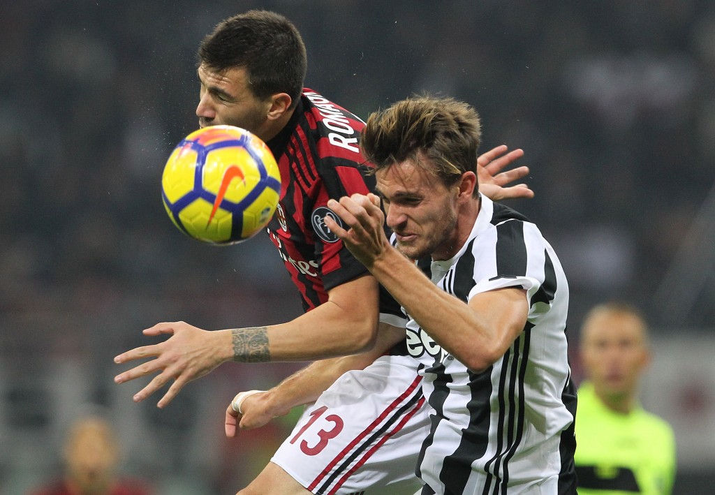 MILAN, ITALY - OCTOBER 28: Daniele Rugani (R) of Juventus FC competes for the ball with Alessio Romagnoli (L) of AC Milan during the Serie A match between AC Milan and Juventus at Stadio Giuseppe Meazza on October 28, 2017 in Milan, Italy. (Photo by Marco Luzzani/Getty Images)
