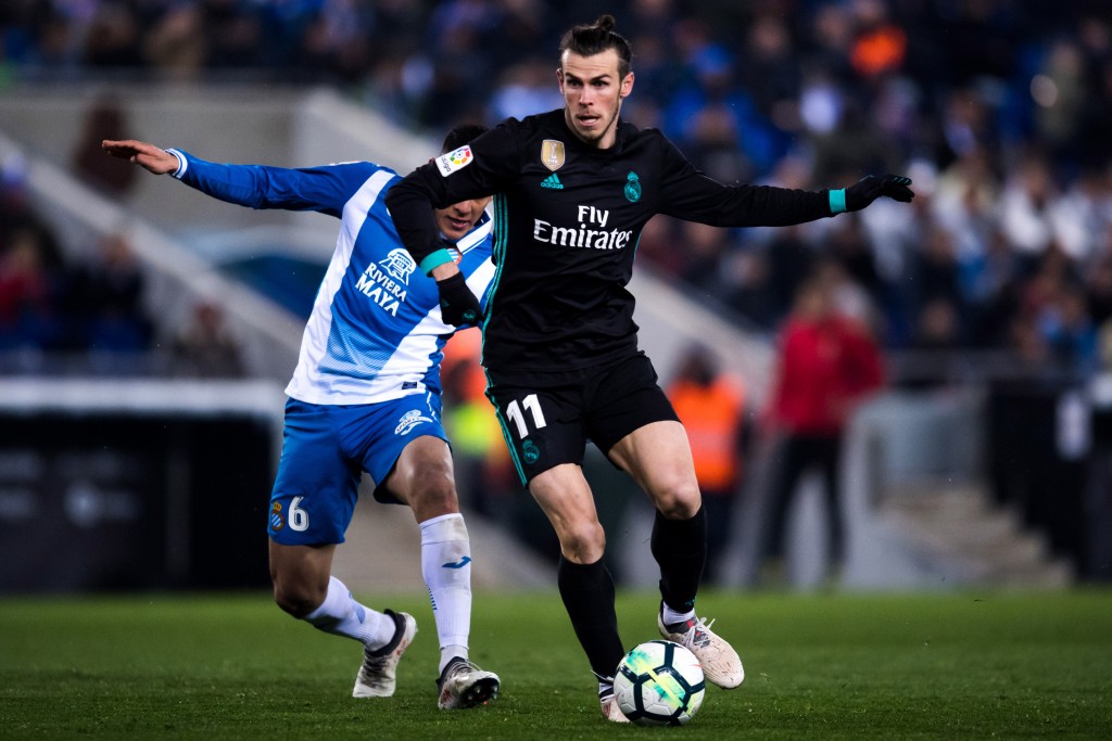 BARCELONA, SPAIN - FEBRUARY 27: Gareth Bale of Real Madrid CF condcts the ball under pressure from Oscar Duarte of RCD Espanyol during the La Liga match between Espanyol and Real Madrid at RCDE Stadium on February 27, 2018 in Barcelona, Spain. (Photo by Alex Caparros/Getty Images)