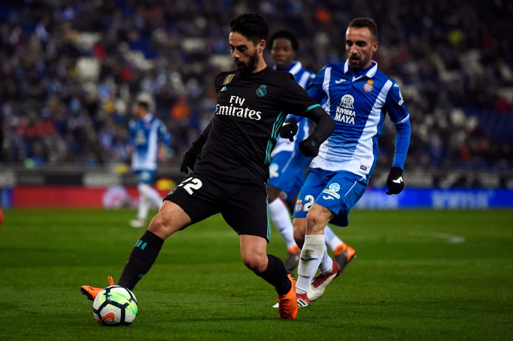 Real Madrid's Spanish midfielder Isco (L) vies with Espanyol's Spanish midfielder Darder during the Spanish league football match between RCD Espanyol and Real Madrid CF at the RCDE Stadium in Cornella de Llobregat on February 27, 2018. / AFP PHOTO / Josep LAGO (Photo credit should read JOSEP LAGO/AFP/Getty Images)