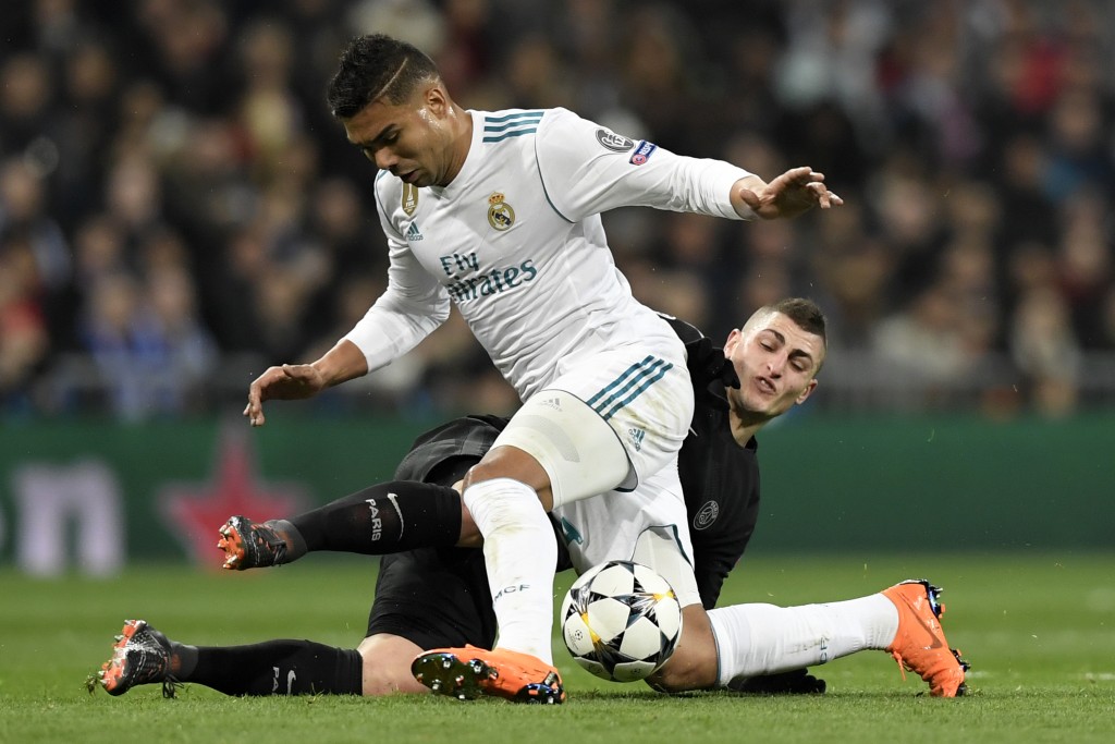 Real Madrid's Brazilian midfielder Casemiro (L) vies with Paris Saint-Germain's Italian midfielder Marco Verratti(R) during the UEFA Champions League round of sixteen first leg football match Real Madrid CF against Paris Saint-Germain (PSG) at the Santiago Bernabeu stadium in Madrid on February 14, 2018. / AFP PHOTO / GABRIEL BOUYS (Photo credit should read GABRIEL BOUYS/AFP/Getty Images)