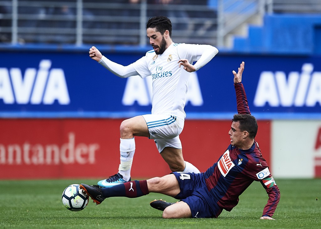 EIBAR, SPAIN - MARCH 10: Daniel Garcia of SD Eibar duels for the ball with Isco Alarcon of Real Madrid during the La Liga match between SD Eibar and Real Madrid at Ipurua Municipal Stadium on March 10, 2018 in Eibar, Spain . (Photo by Juan Manuel Serrano Arce/Getty Images)