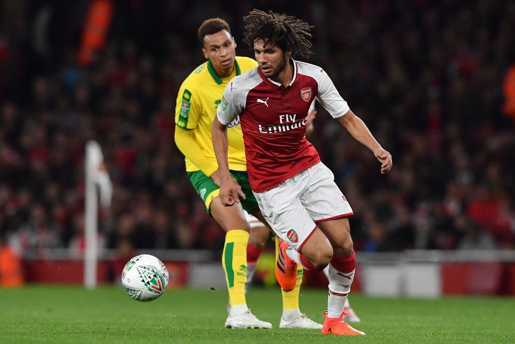 Norwich City's English midfielder Josh Murphy (L) vies with Arsenal's Egyptian midfielder Mohamed Elneny during the English League Cup fourth round football match between Arsenal and Norwich City at The Emirates Stadium in London on October 24, 2017. / AFP PHOTO / Ben STANSALL / RESTRICTED TO EDITORIAL USE. No use with unauthorized audio, video, data, fixture lists, club/league logos or 'live' services. Online in-match use limited to 75 images, no video emulation. No use in betting, games or single club/league/player publications. / (Photo credit should read BEN STANSALL/AFP/Getty Images)