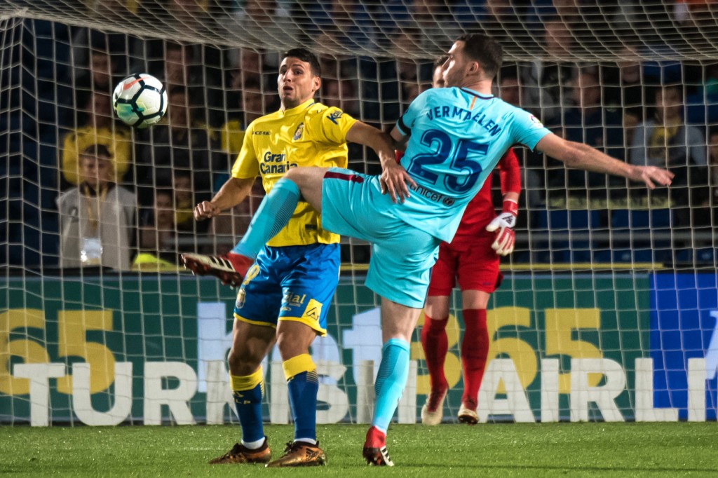 Las Palmas' Argentinian forward Jonathan Calleri (R) vies with Barcelona's Belgian defender Tomas Vermaelen during the Spanish league football match UD Las Palmas vs FC Barcelona at the Gran Canaria stadium in Las Palmas de Gran Canaria on March 01, 2018. (Photo courtesy - Desiree Martin/AFP/Getty Images)