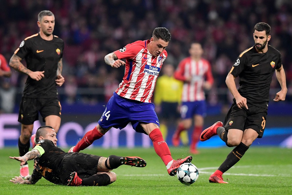Atletico Madrid's Uruguayan defender Jose Gimenez (C) challenges Roma's Belgian midfielder Radja Nainggolan (L), Roma's Croatian defender Aleksandar Kolarov (back L) and Roma's French midfielder Maxime Gonalons during the UEFA Champions League group C football match between Atletico Madrid and AS Roma at the Wanda Metropolitan Stadium in Madrid on November 22, 2017. / AFP PHOTO / JAVIER SORIANO (Photo credit should read JAVIER SORIANO/AFP/Getty Images)