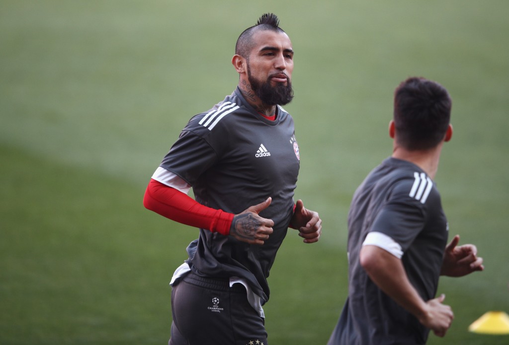 SEVILLE, SPAIN - APRIL 02: Arturo Vidal of Bayern Muenchen warms up during a training session prior to the UEFA Champions League Quarter-Final first leg match against Sevilla at Estadio Ramon Sanchez Pizjuan on April 2, 2018 in Seville, Spain. (Photo by Adam Pretty/Getty Images)