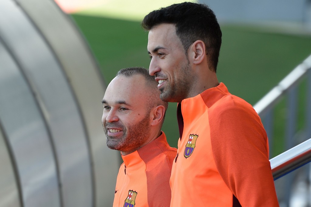 Barcelona's midfielder Sergio Busquets (R) and Barcelona's midfielder Andres Iniesta (L) arrive at the Joan Gamper Sports Center in Sant Joan Despi near Barcelona on April 3, 2018 on the eve their UEFA Champions League quarter-final first leg football match between Barcelona and AS Roma. / AFP PHOTO / LLUIS GENE (Photo credit should read LLUIS GENE/AFP/Getty Images)