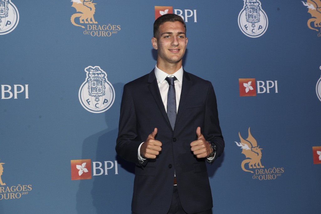 Thumbs up to Manchester United move (Photo by Carlos Rodrigues/Getty Images)