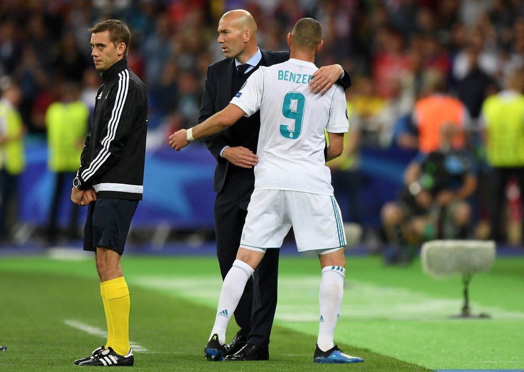 KIEV, UKRAINE - MAY 26: Karim Benzema of Real Madrid and Zinedine Zidane, Manager of Real Madrid embrace as he is subbed during the UEFA Champions League Final between Real Madrid and Liverpool at NSC Olimpiyskiy Stadium on May 26, 2018 in Kiev, Ukraine. (Photo by Shaun Botterill/Getty Images)