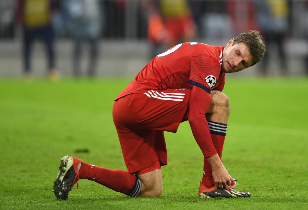 Bayern Munich's German forward Thomas Mueller checks his shoes during the UEFA Champions League Group E football match Bayern Munich vs Benfica Lisbon in Munich, southern Germany, on November 27, 2018. (Photo by Christof STACHE / AFP) (Photo credit should read CHRISTOF STACHE/AFP/Getty Images)