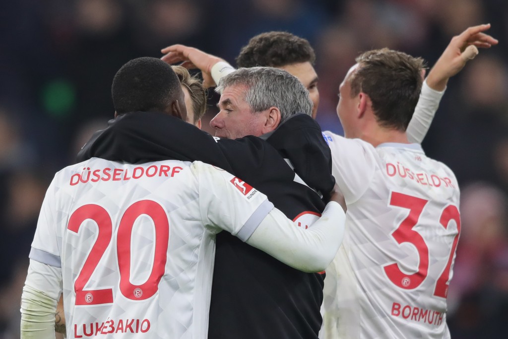 MUNICH, GERMANY - NOVEMBER 24: Friedhelm Funkel, head coach of Duesseldorf celbrates with his player Dodi Lukebakio after the Bundesliga match between FC Bayern Muenchen and Fortuna Duesseldorf at Allianz Arena on November 24, 2018 in Munich, Germany. (Photo by Alexander Hassenstein/Bongarts/Getty Images)