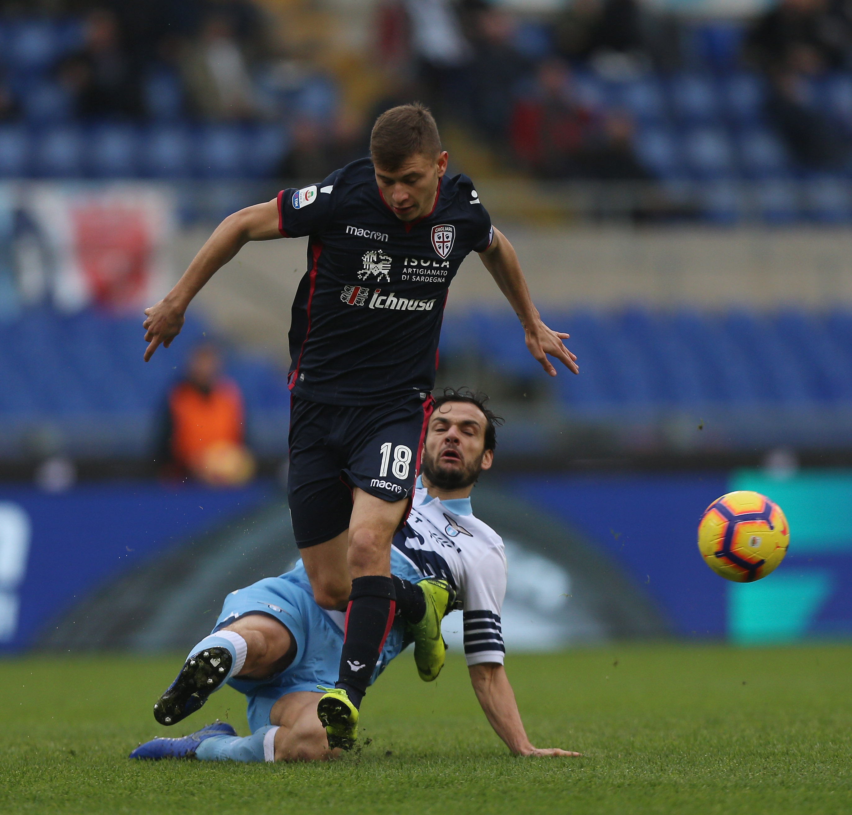 ROME, ITALY - DECEMBER 22: Nicolo' Barella of Cagliari and Parco Parolo of SS Lazio in action during the Serie A match between SS Lazio and Cagliari at Stadio Olimpico on December 22, 2018 in Rome, Italy. (Photo by Paolo Bruno/Getty Images)