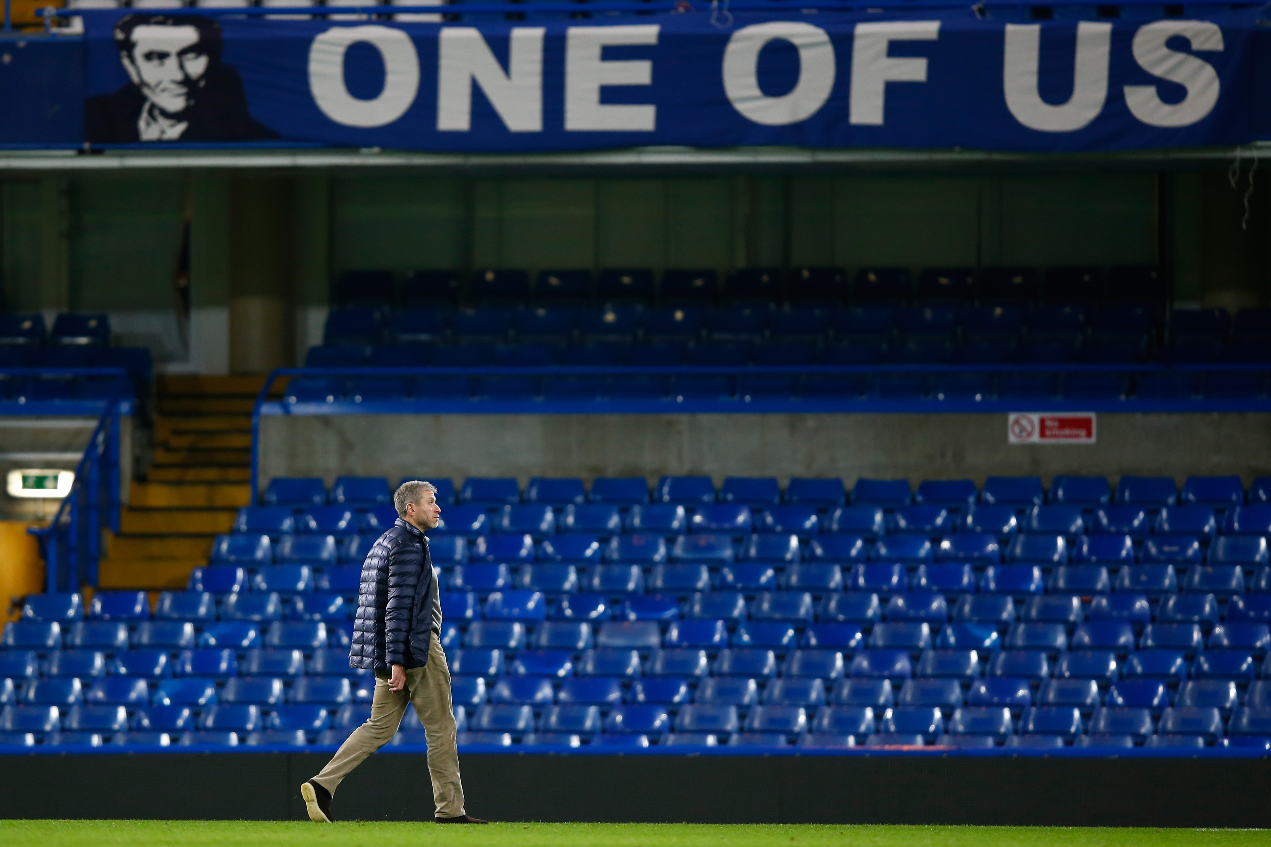 LONDON, ENGLAND - DECEMBER 19: Chelsea owner Roman Abramovich walks past a banner to support Jose Mourinho after their 3-1 win in the Barclays Premier League match between Chelsea and Sunderland at Stamford Bridge on December 19, 2015 in London, England. (Photo by Clive Rose/Getty Images)