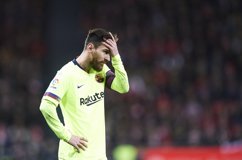 A frustrating day in the office for the captain. (Photo by Juan Manuel Serrano Arce/Getty Images)