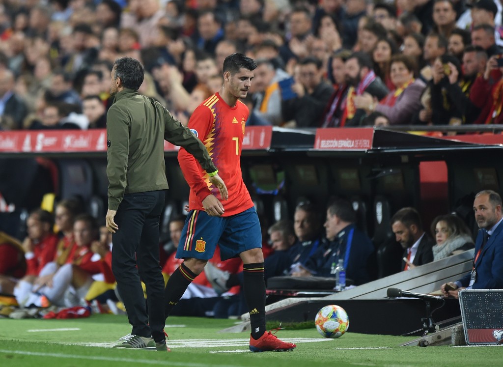 VALENCIA, SPAIN - MARCH 23: Alvaro Morata of Spain shakes hands with Luis Enrique, Manager of Spain after being substituted during the 2020 UEFA European Championships group F qualifying match between Spain and Norway at Estadio Mestalla on March 23, 2019 in Valencia, Spain. (Photo by Denis Doyle/Getty Images)