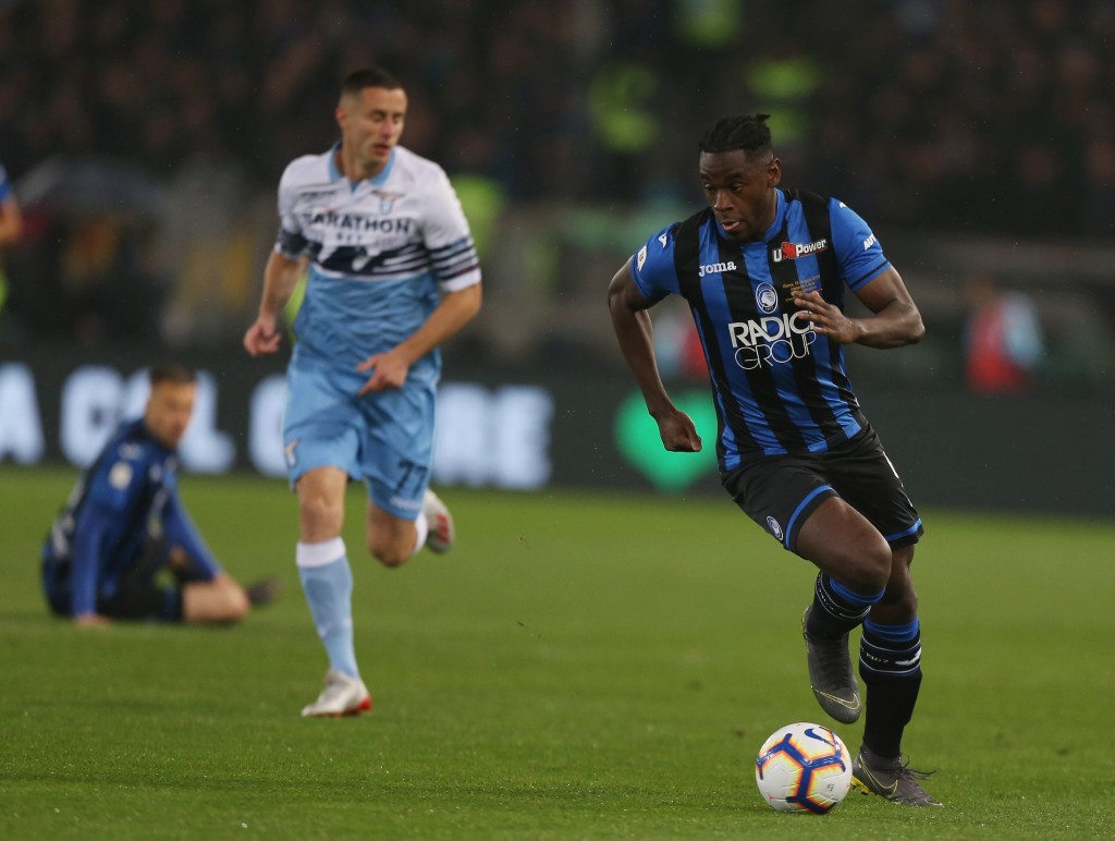 ROME, ITALY - MAY 15: Duvan Zapata of Atalanta BC controls the ball during the TIM Cup Final match between Atalanta BC and SS Lazio at Stadio Olimpico on May 15, 2019 in Rome, Italy. (Photo by Paolo Bruno/Getty Images for Lega Serie A)