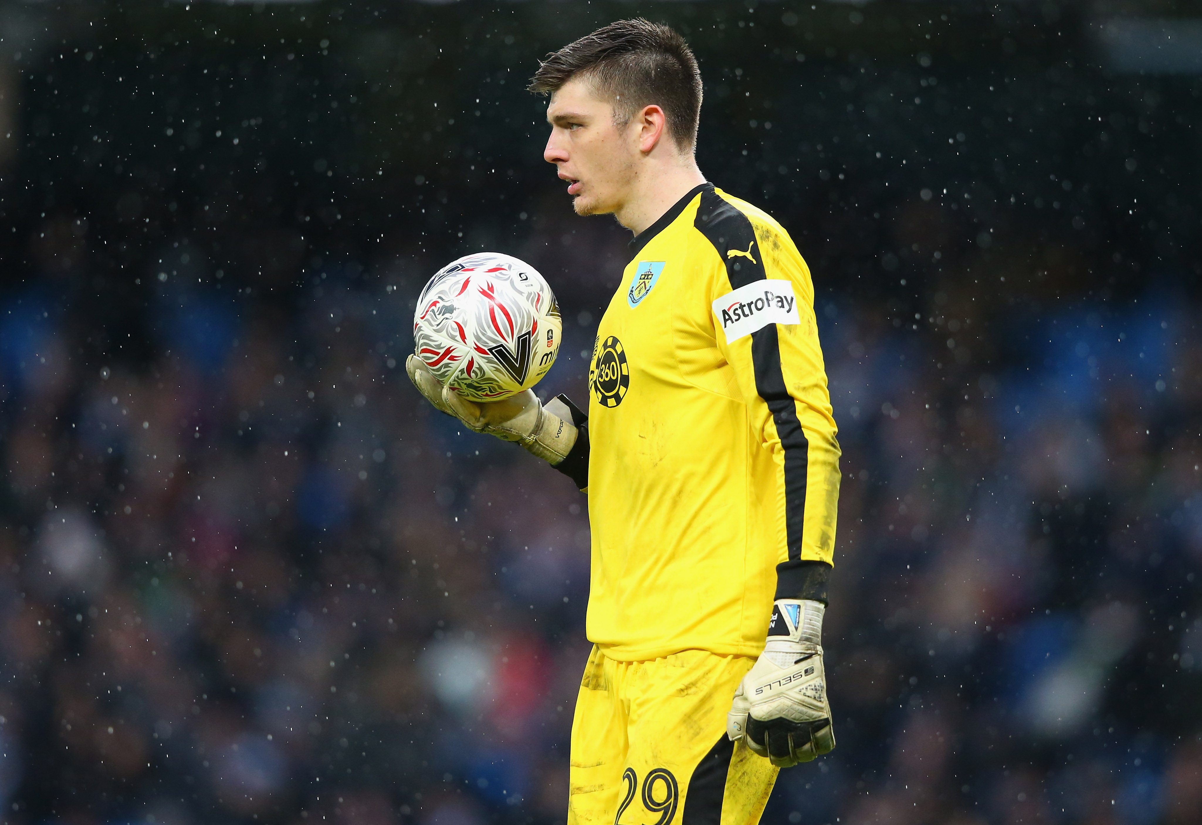 Should Arsenal replace Petr Cech with Burnley's Nick Pope? (Photo courtesy: AFP/Getty)
