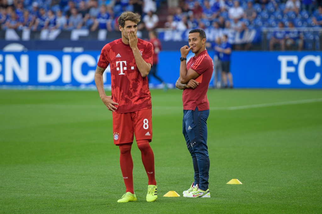 GELSENKIRCHEN, GERMANY - AUGUST 24: Javier Martinez and Thiago Alcantara (R) of Bayern Muenchen talk prior the Bundesliga match between FC Schalke 04 and FC Bayern Muenchen at Veltins-Arena on August 24, 2019 in Gelsenkirchen, Germany. (Photo by Jörg Schüler/Bongarts/Getty Images)