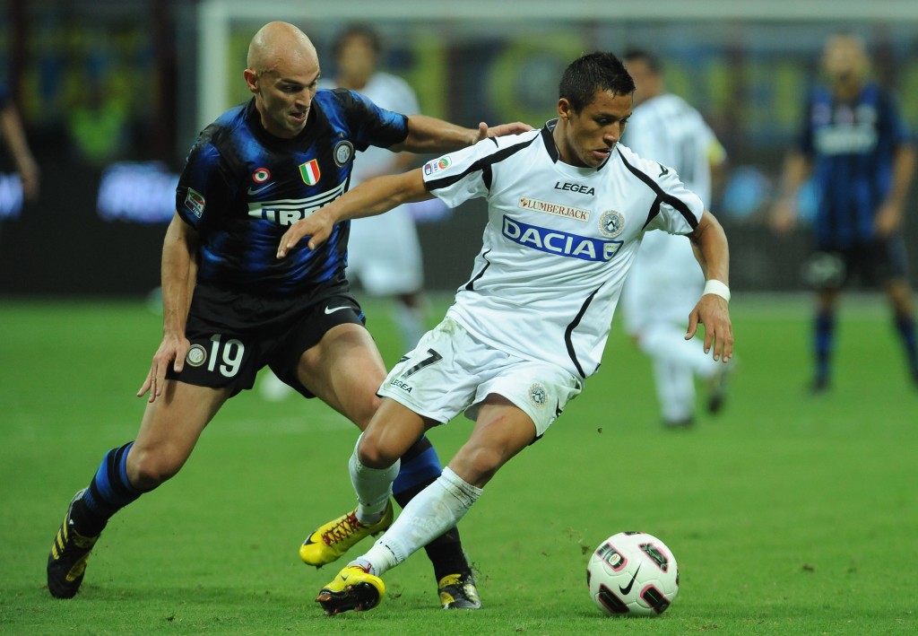MILAN, ITALY - SEPTEMBER 11: Esteban Matias Cambiasso of FC Internazionale competes for the ball with Alexis Alejandro Sanchez of Udinese Calcio during the Serie A match between FC Internazionale and Udinese Calcio at Stadio Giuseppe Meazza on September 11, 2010 in Milan, Italy. (Photo by Valerio Pennicino/Getty Images)