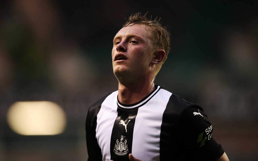 EDINBURGH, SCOTLAND - JULY 30: Sean Longstaff of Newcastle United is seen in action during the Pre-Season Friendly match between Hibernian and Newcastle United at Easter Road on July 30, 2019 in Edinburgh, Scotland. (Photo by Ian MacNicol/Getty Images)