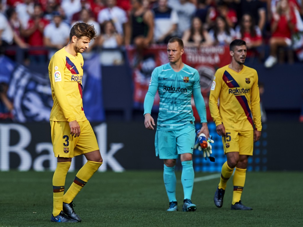 The pairing of Pique and Lenglet was shaky once again. (Photo by Juan Manuel Serrano Arce/Getty Images)