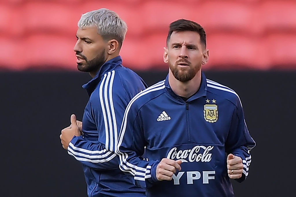 The Argentine duo shares a great bond. (Photo by Carl DE SOUZA / AFP) (Photo credit should read CARL DE SOUZA/AFP via Getty Images)