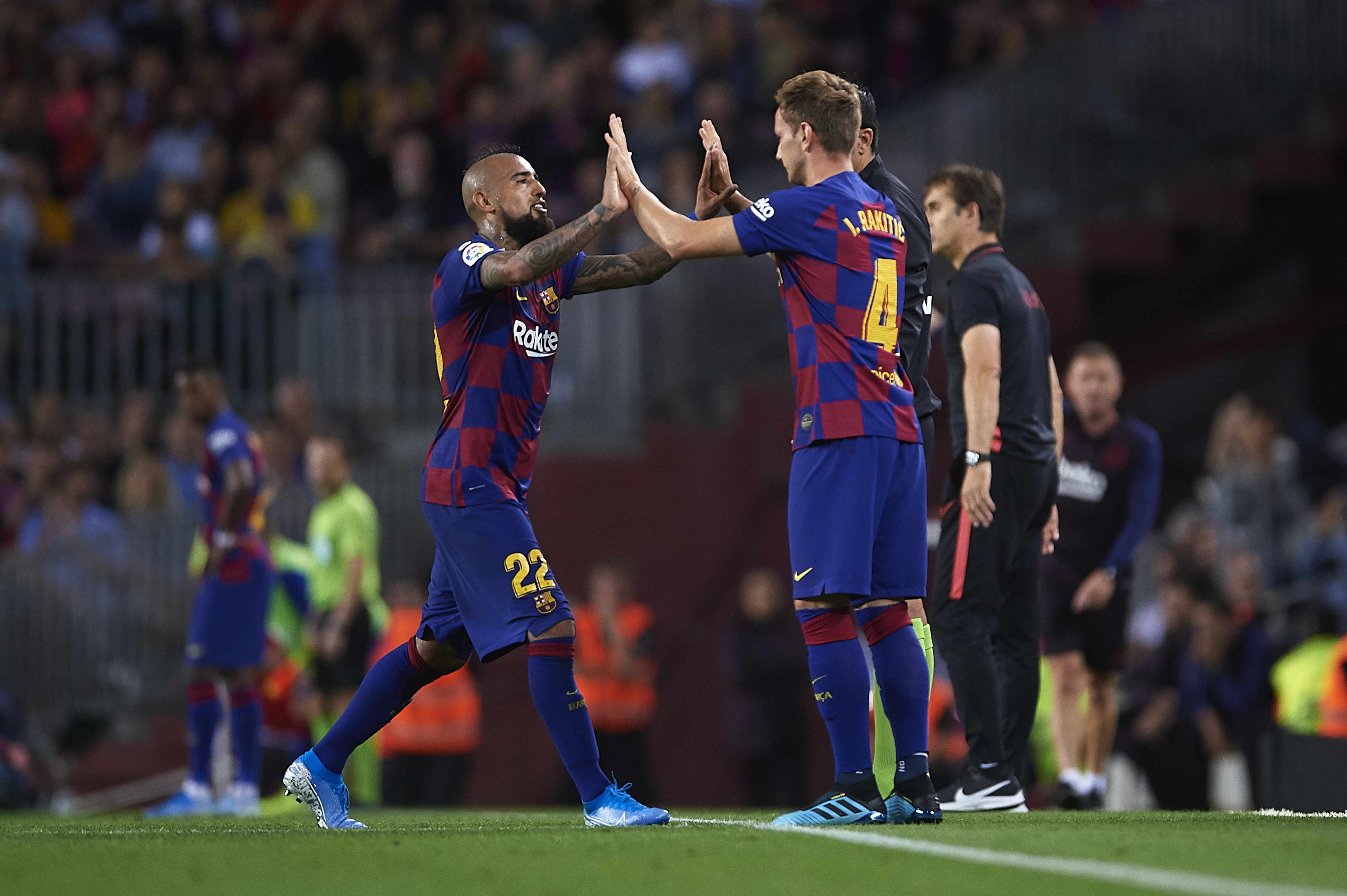 BARCELONA, SPAIN - OCTOBER 06: Substitute Ivan Rakitic of FC Barcelona (R) replaces Arturo Vidal of FC Barcelona (L) is substitu during the Liga match between FC Barcelona and Sevilla FC at Camp Nou on October 06, 2019 in Barcelona, Spain. (Photo by Aitor Alcalde/Getty Images)