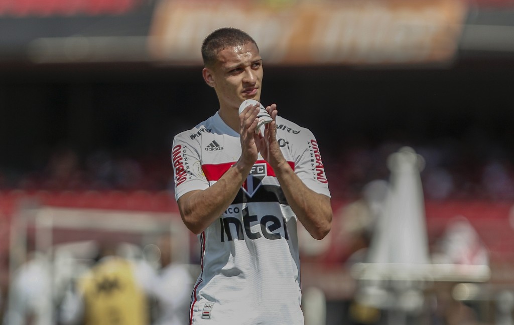 SAO PAULO, BRAZIL - AUGUST 31: Antony of Sao Paulo reacts after a red card during a match between Sao Paulo and Gremio for the Brasileirao Series A 2019 at Morumbi Stadium on August 31, 2019 in Sao Paulo, Brazil. (Photo by Miguel Schincariol/Getty Images)