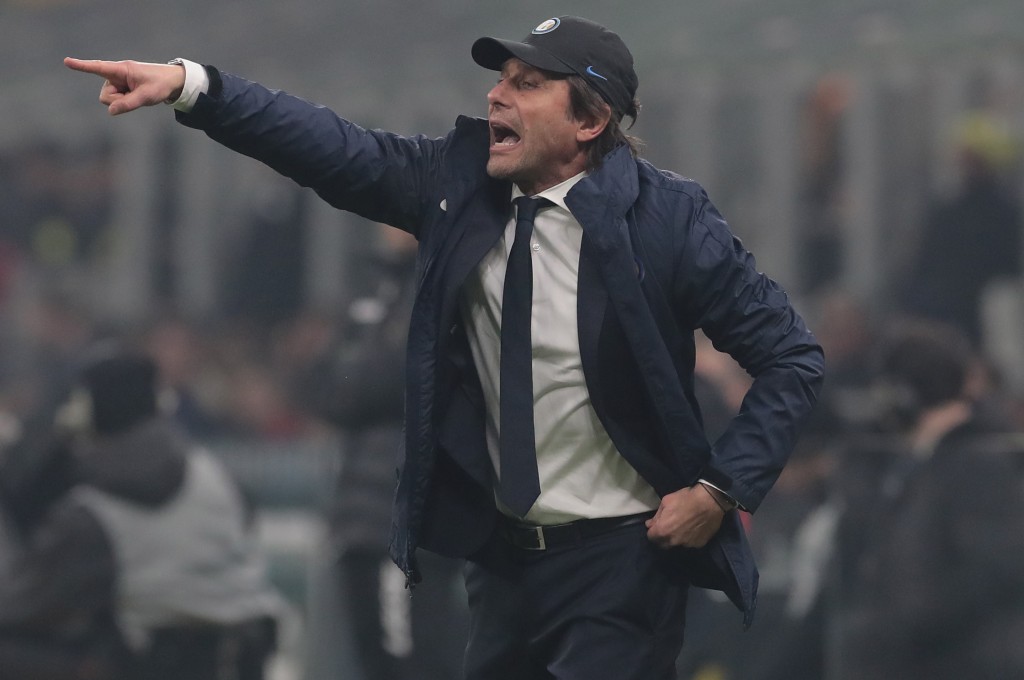 MILAN, ITALY - FEBRUARY 09: FC Internazionale coach Antonio Conte issues instructions to his players during the Serie A match between FC Internazionale and AC Milan at Stadio Giuseppe Meazza on February 9, 2020 in Milan, Italy. (Photo by Emilio Andreoli/Getty Images)